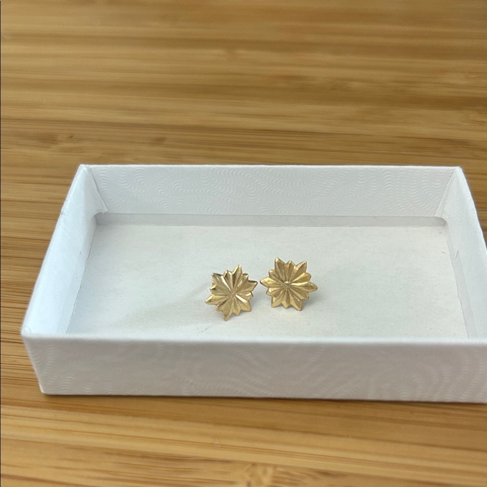 14k Gold Floral Starburst Stud Earrings